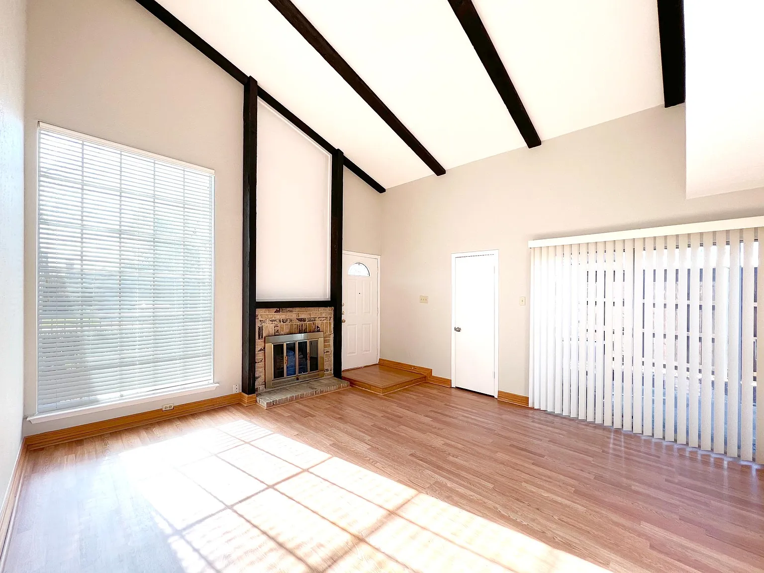 2 bed, 1.5 bath, 1132 sqft, $1,900 — Photo 3