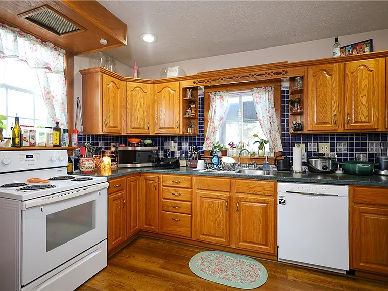 220 Kingsbury Ave — Photo 8