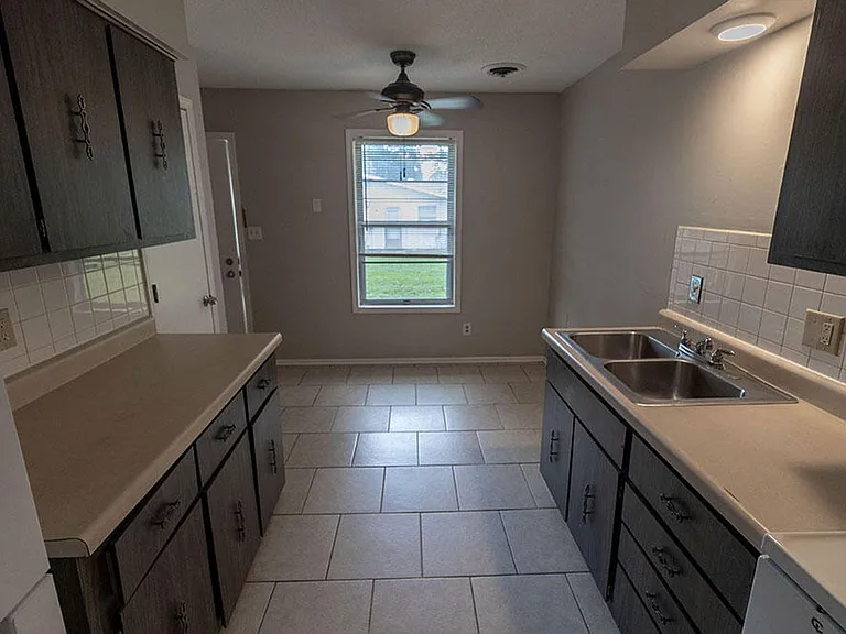 2904 Leeway Dr #D — Photo 8