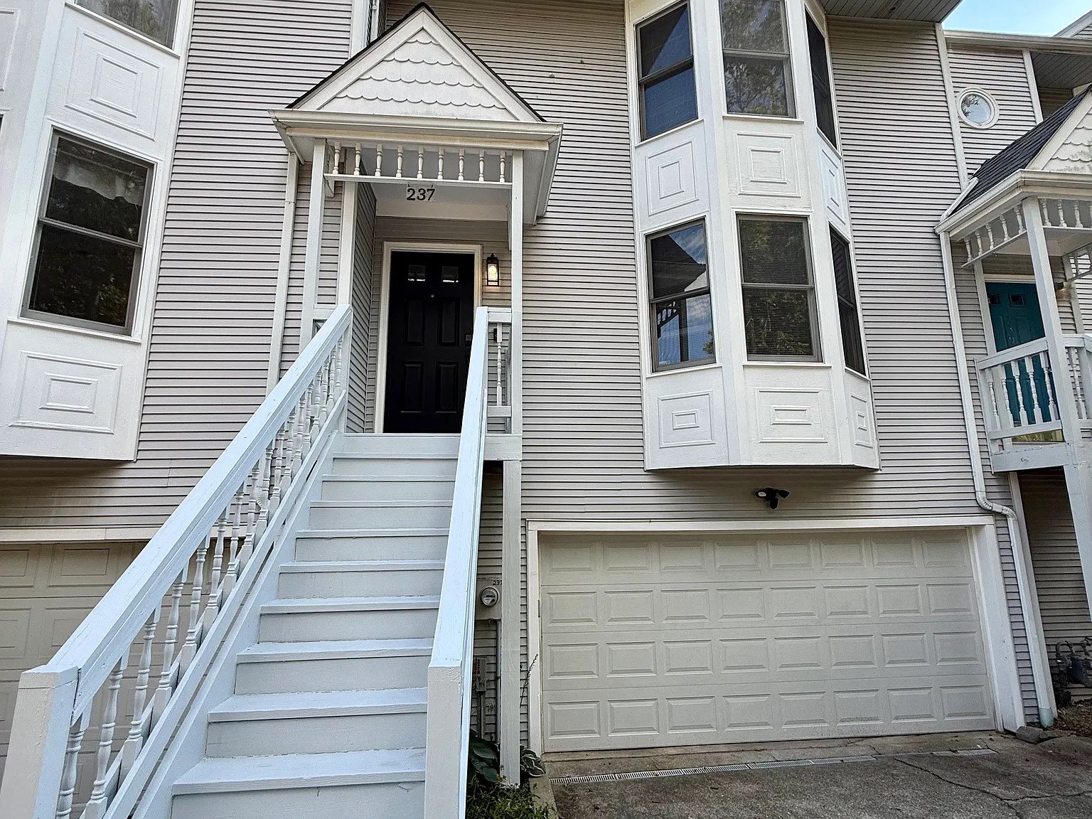 3 bed, 2.5 bath, 1350 sqft, $2,300 — Photo 3