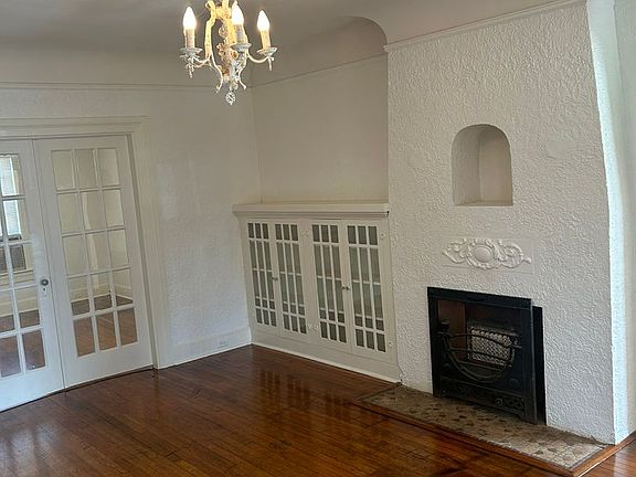 3rd image of 1037 W Magnolia Ave
