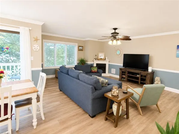 3 Harbor Watch Dr Unit 613, Chesapeake, VA 23320