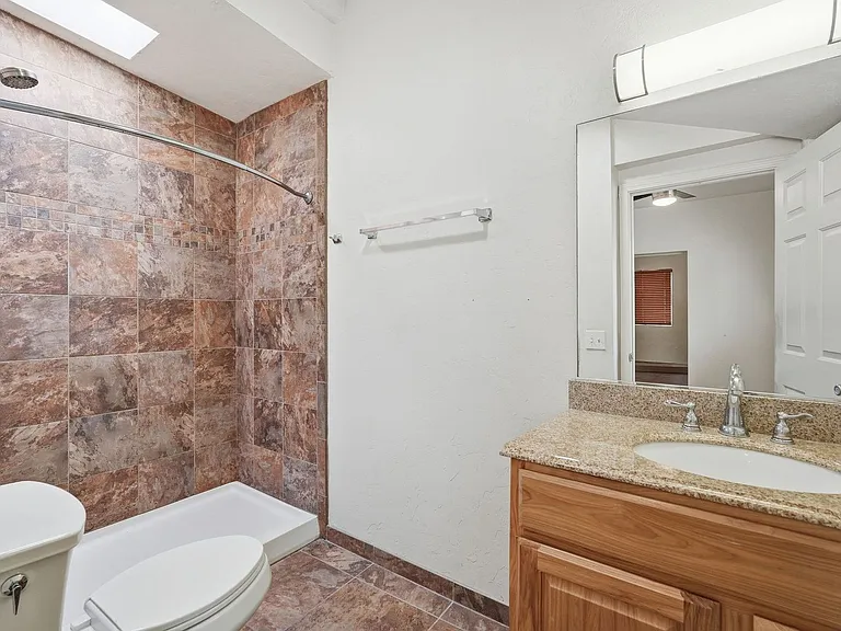 1048 E. 7th St. — Photo 13