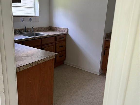 5th image of 610 E Church St