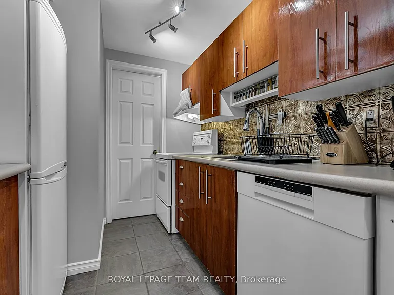 513 King Edward Ave #1 — Photo 6