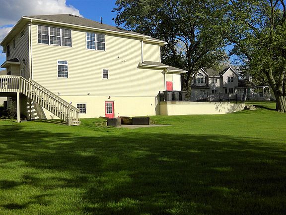 5th image of 135 Hillcrest Dr