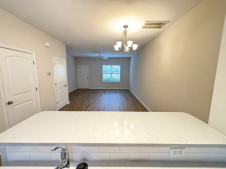 202 Jordan Ln — Photo 2