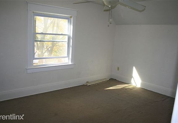 210Lathrop-bed1