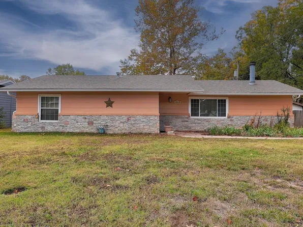 1319 E 13th Ave, Winfield, KS 67156