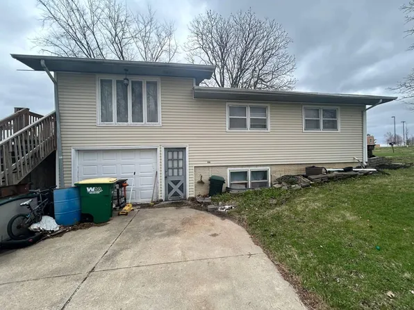 325 W Hutchings St, Winterset, IA 50273