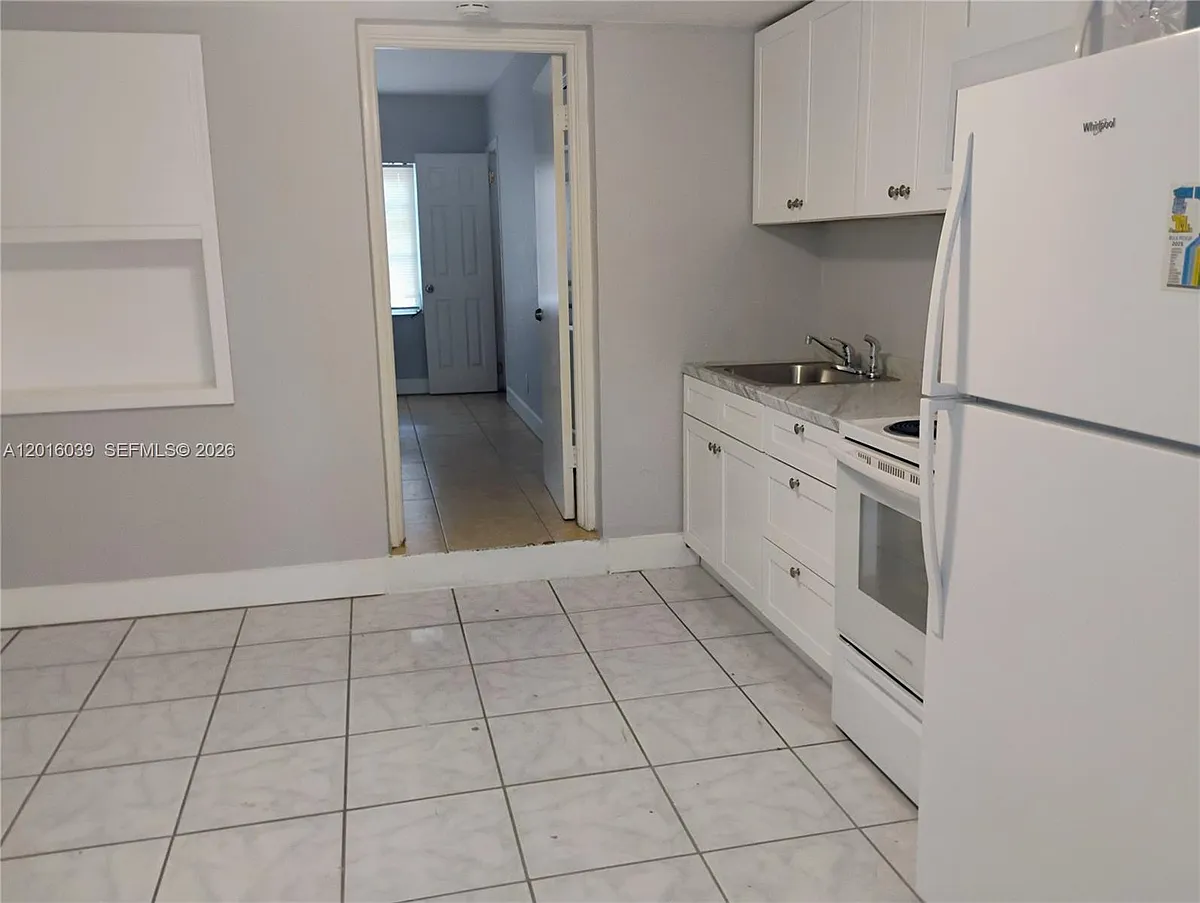 Building Photo - 242 SE Park St #1-3