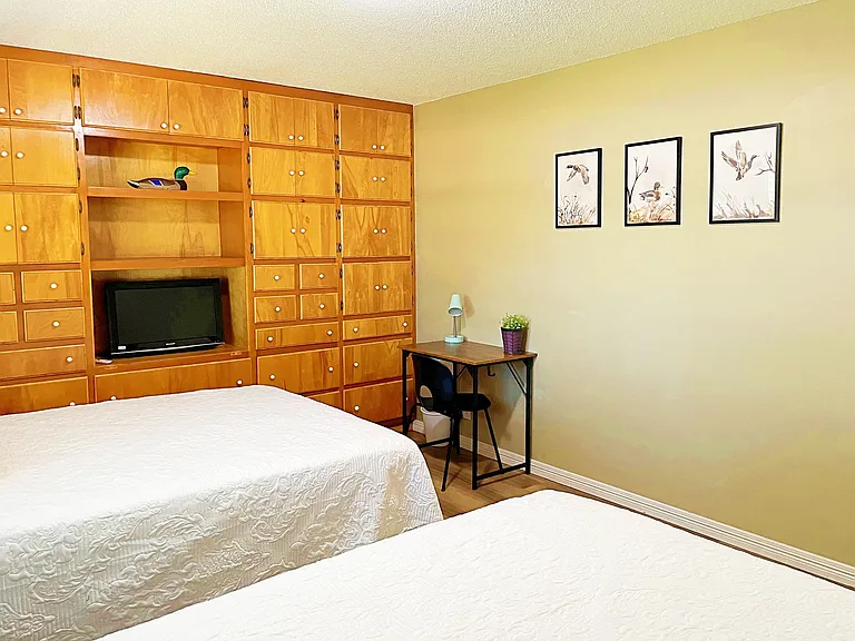 2nd bedroom with 2 queen beds, TV, and desk