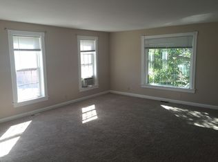 12 Spring St, Cary, IL 60013