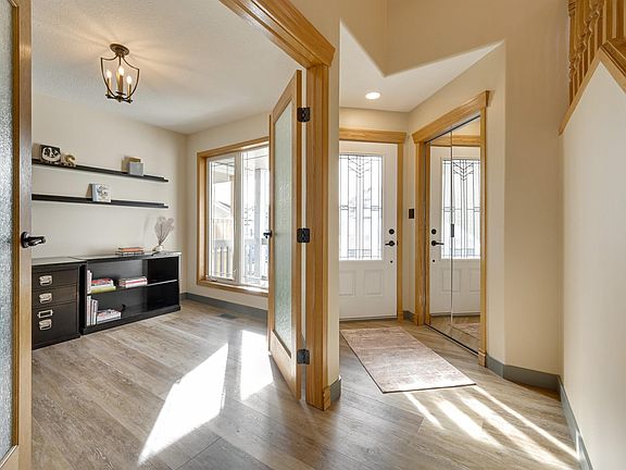 5th image of 663 Meadowview Cres