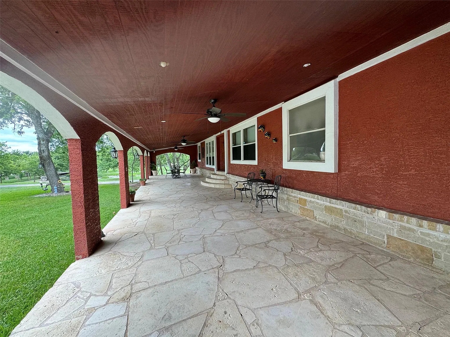 3 bed, 2.0 bath, 1920 sqft, $2,450 — Photo 3