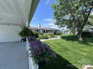 304 Forsythia Ct, Hendersonville, NC 28739