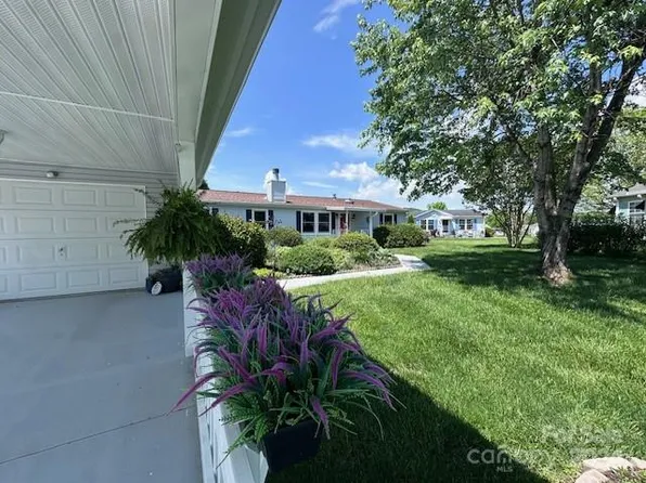 304 Forsythia Ct, Hendersonville, NC 28739