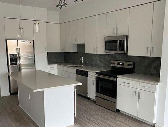 3rd image of 600 North Broadway
