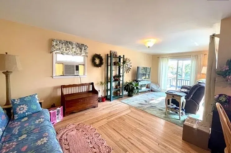 3 bed, 940 sqft, $3,400 — Photo 3