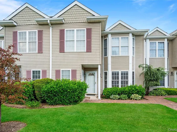1075 Savoy Drive, Melville, NY 11747