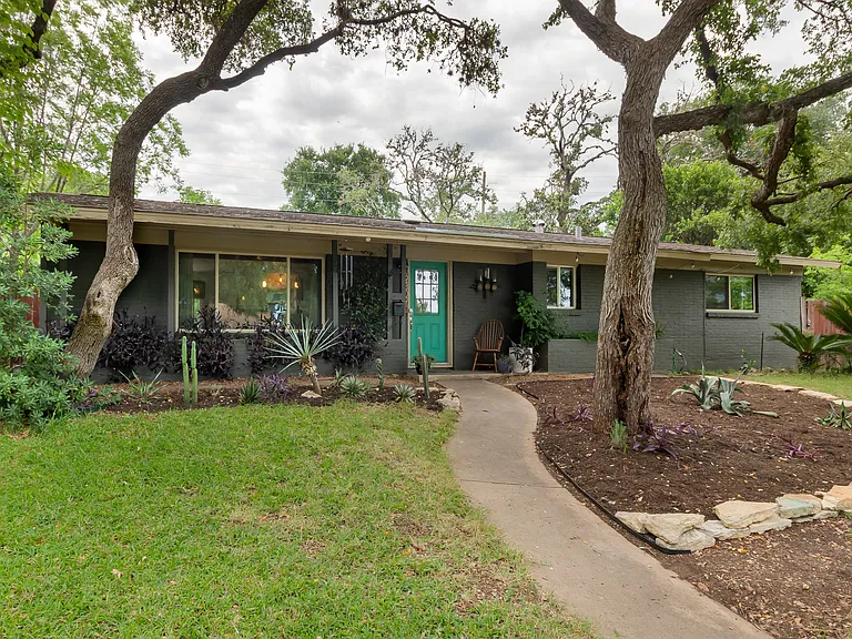 Corner home. Front house is a 3/2 with access to garage size 1/1 studio apartment behind