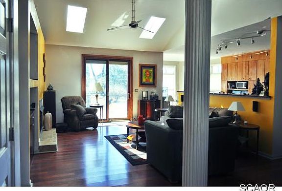 2nd image of 75 Gainsborough Dr