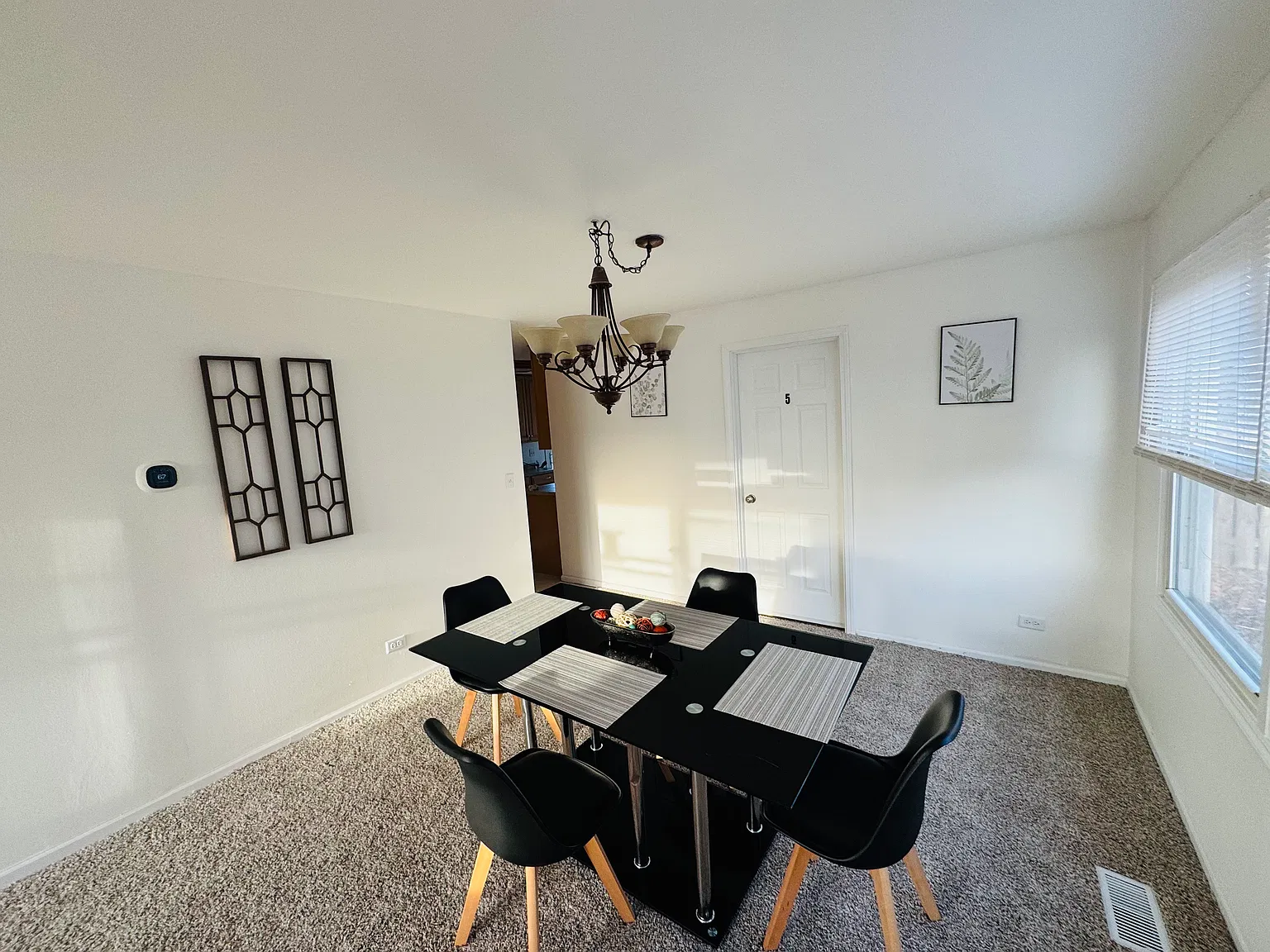 6 bed, 2200 sqft, $895 — Photo 4
