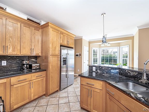 5th image of 9469 Crescent View Dr