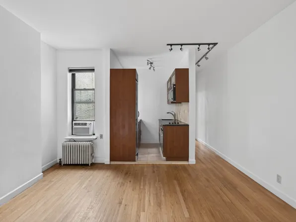 348 W 56th St APT 5B, New York, NY 10019