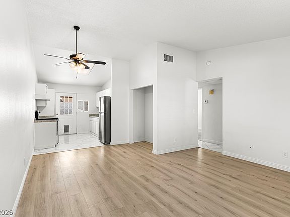 5th image of 4274 Rollingstone Dr