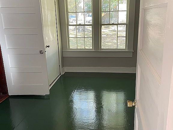 4th image of 905 W 5th St
