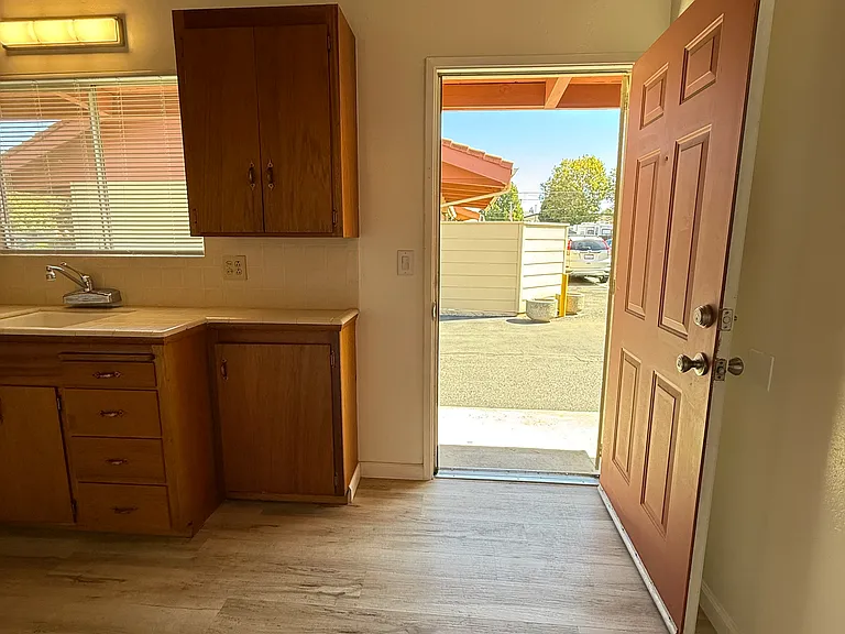1400 W Lockeford St #5 — Photo 3
