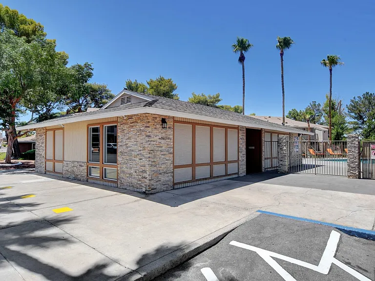 Rosewood Park Apartments — Photo 17