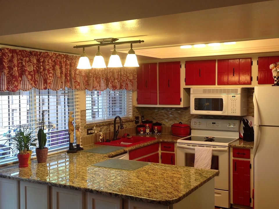 Upgraded kitchen with granit