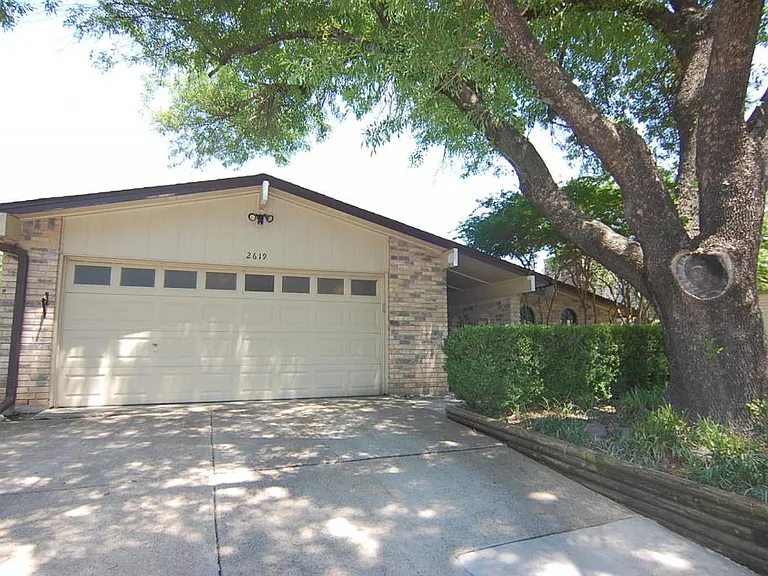 2619 Creekview Dr — Photo 3