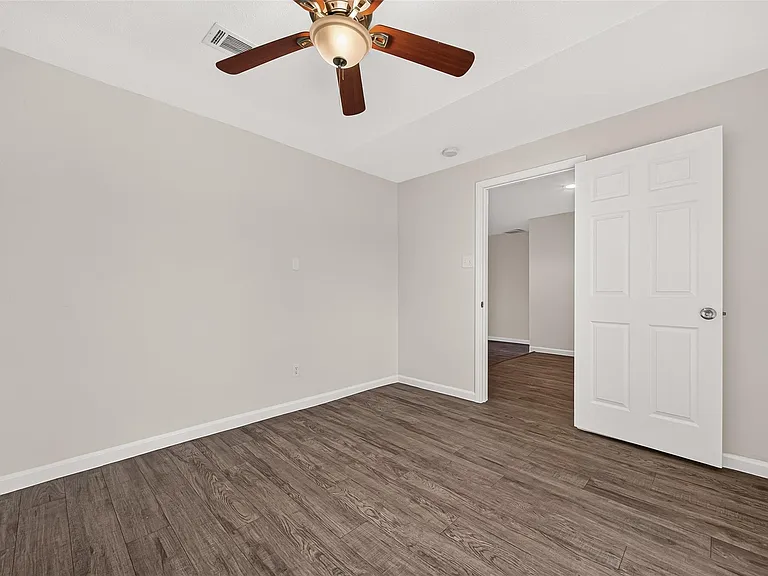7407 Cortes Dr — Photo 28