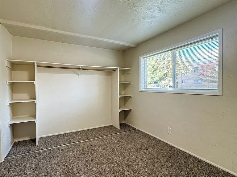 2705 Oak St #10 — Photo 9