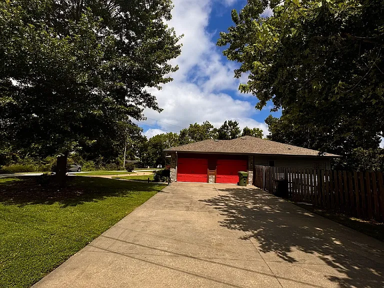 723 Lakeview Dr — Photo 32