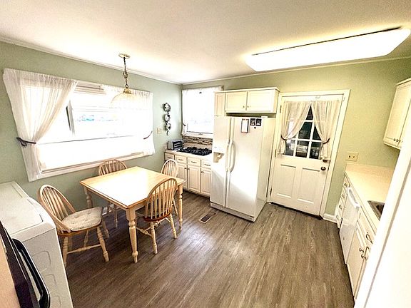 Kitchen fully applianced with table