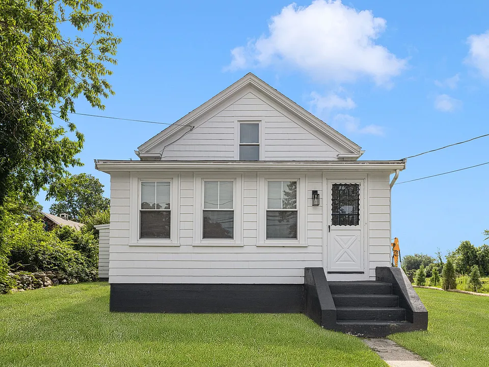 469 Bristol Ferry Rd