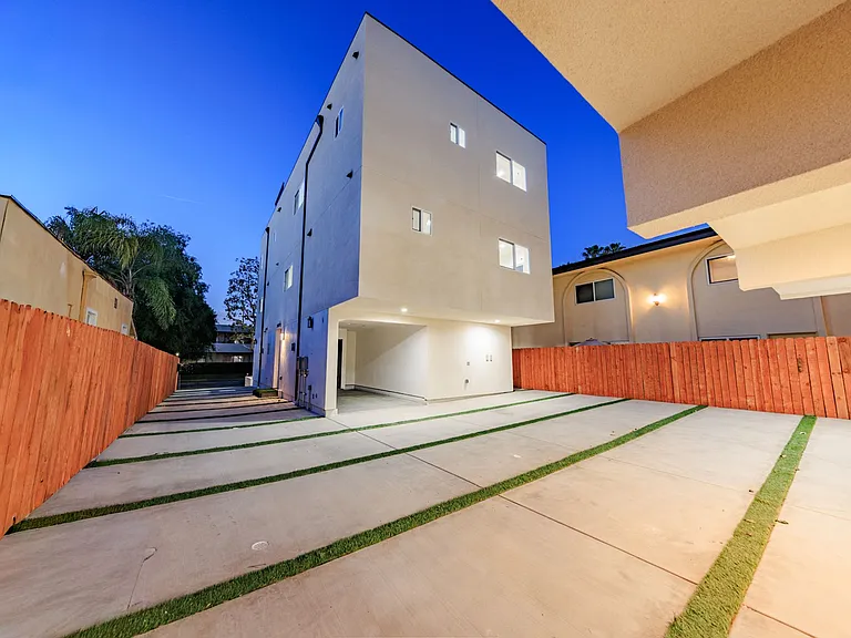 Luxury 3 & 4 Bed Townhomes | Walk to NoHo Arts District + Toluca Lake — Photo 13