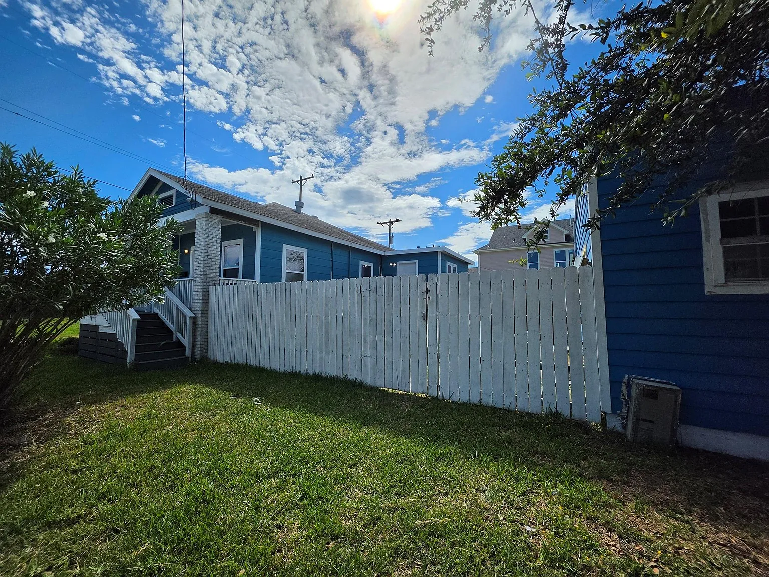 3 bed, 2.0 bath, 2400 sqft, $1,900 — Photo 3