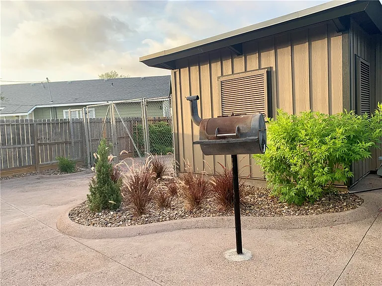 5926 S Alameda St — Photo 17