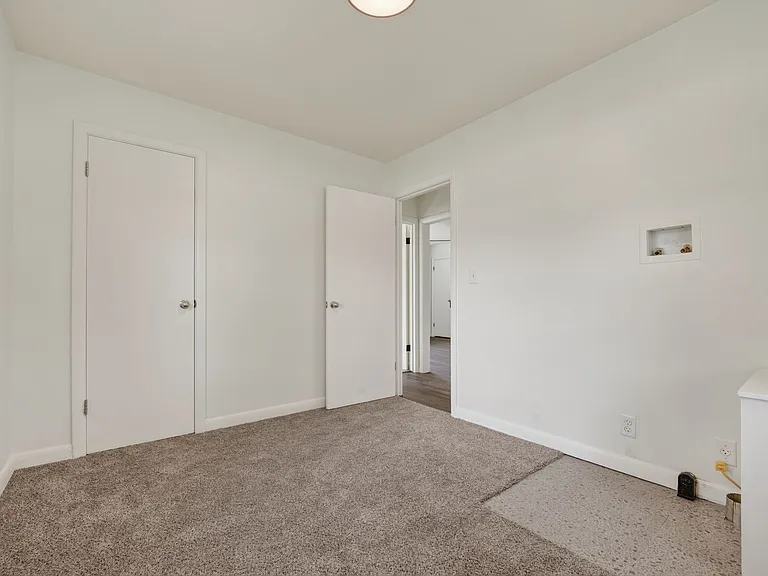 421 SE 11th St — Photo 9