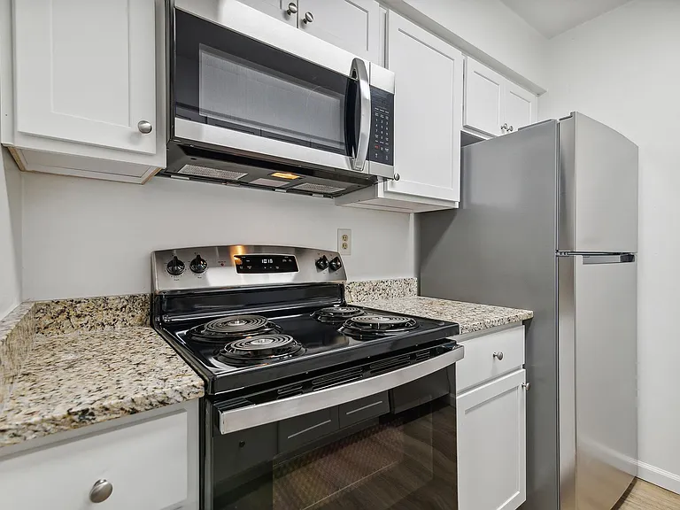 Amhurst III Apartments — Photo 22