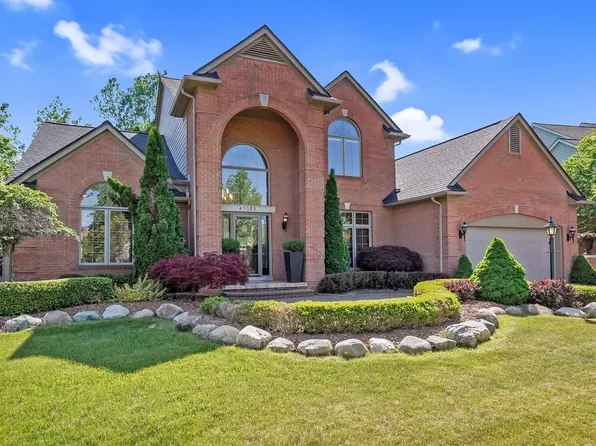 45583 Irvine Dr, Novi, MI 48374