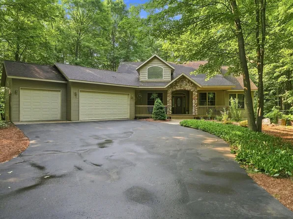 982 Shamrock Ln, Traverse City, MI 49696
