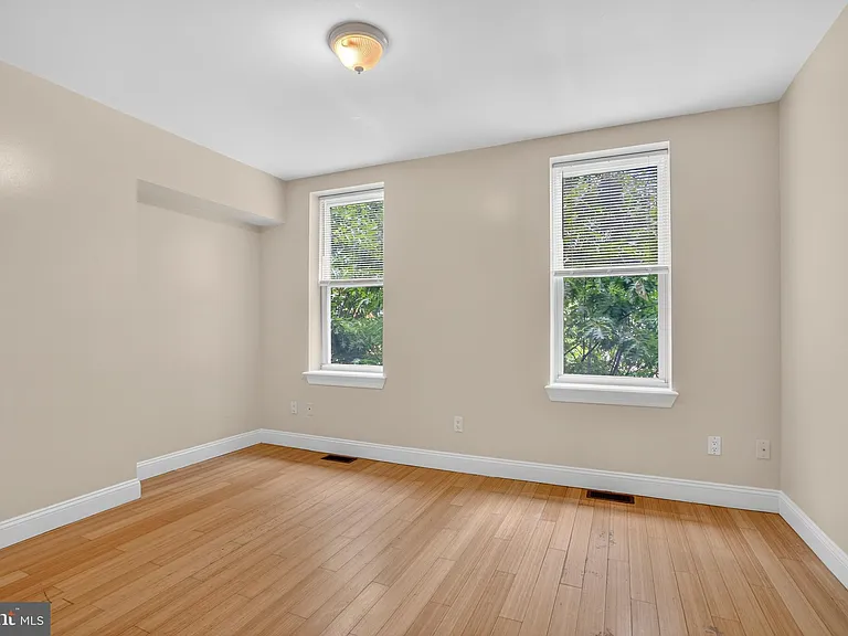 1953 E Stella St — Photo 12