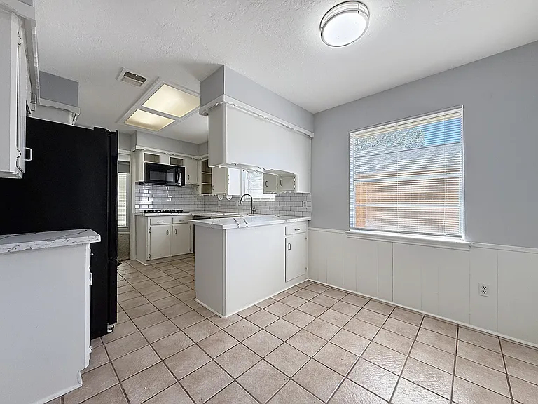 9206 Sharpview Dr — Photo 11