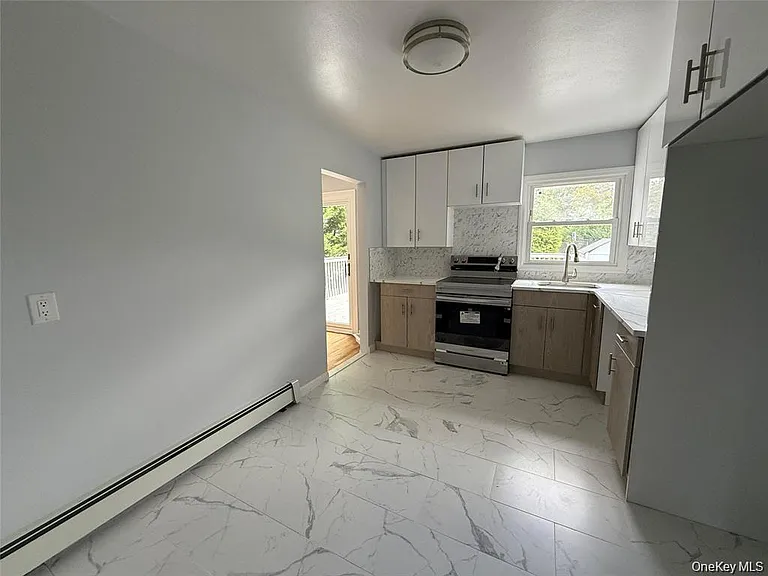 324 Buckingham Rd — Photo 9